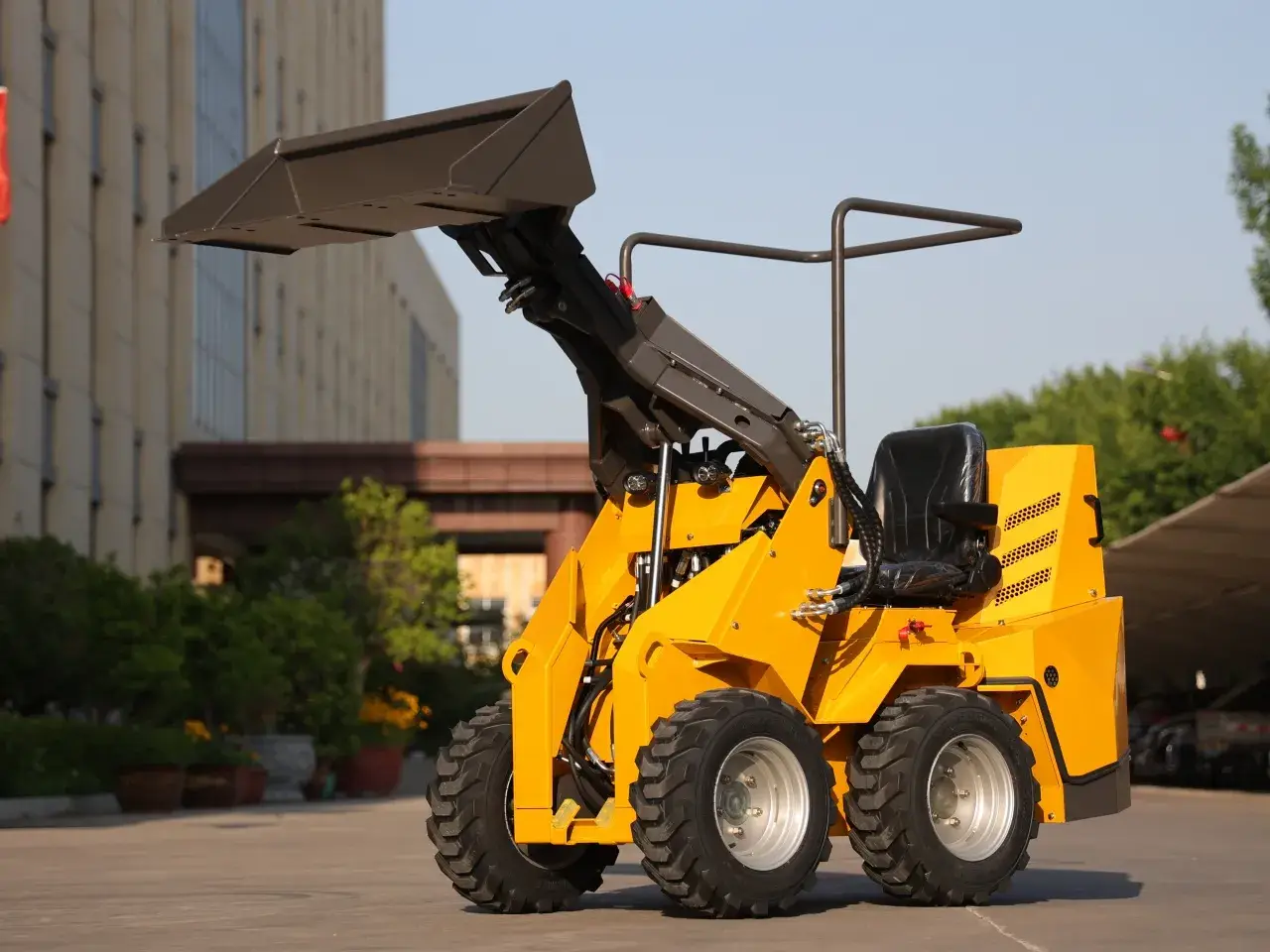 TYPHON Thunder VI Compact Wheel Loader - Image 4